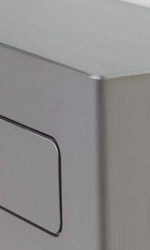 Moderner Wandbriefkasten aus Edelstahl mit schlankem Design.