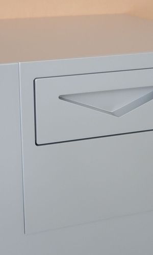 Moderner silberner Wandbriefkasten mit schmalem Einwurf