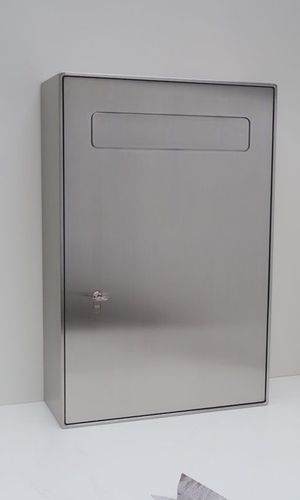 Moderner Edelstahl-Wandbriefkasten für sicheren Postversand