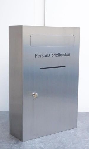 Moderner Personalbriefkasten aus Edelstahl mit Schlitz und Schloss
