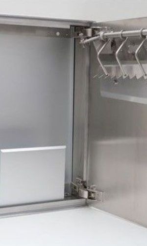 Moderner Wandbriefkasten aus Edelstahl mit geöffnetem Fach