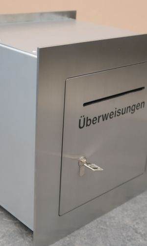 Moderner Einbaubriefkasten mit minimalistischer Gestaltung