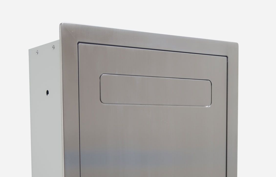 Moderner Edelstahlbriefkasten mit schlichter Front.