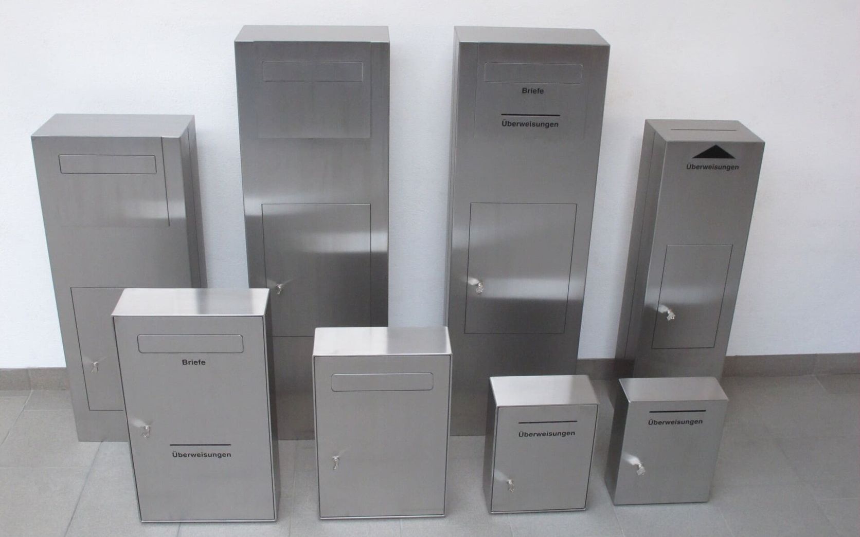 Moderne Briefkästen aus Edelstahl für verschiedene Zwecke.